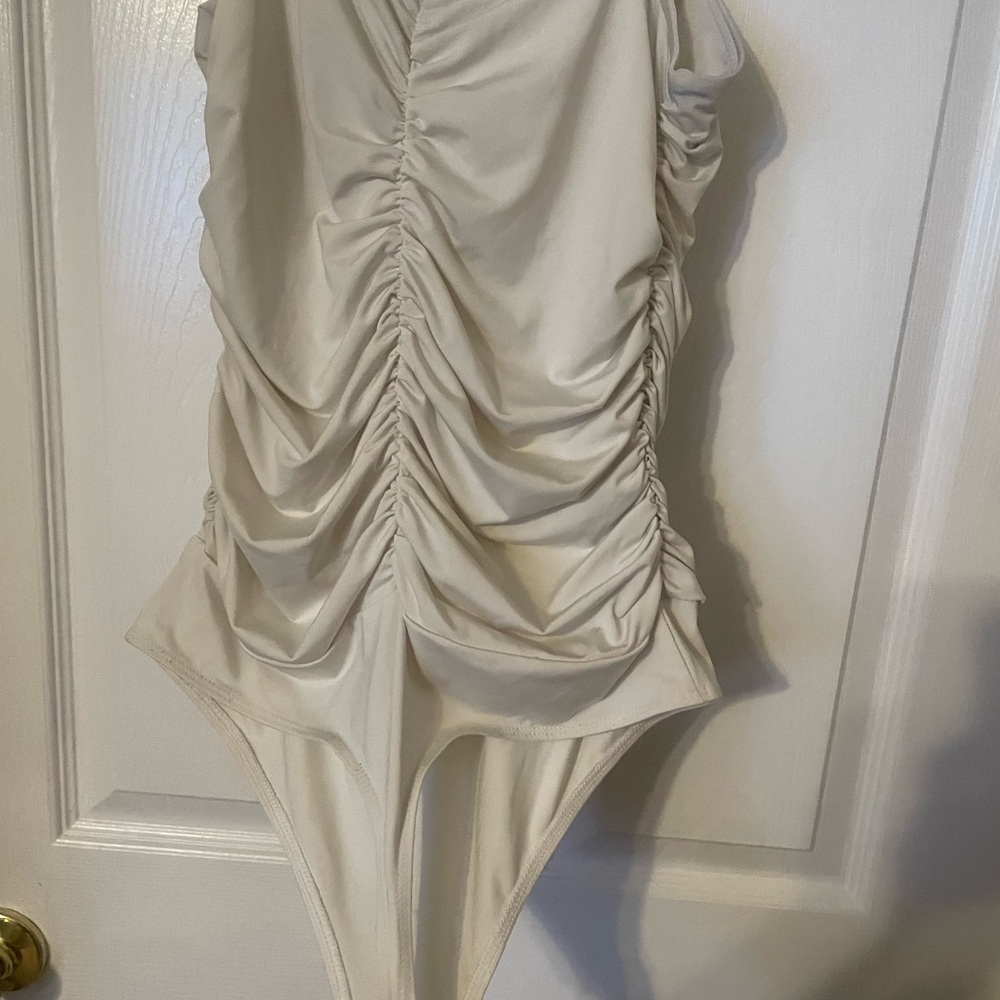 Express Cream Ruched Bodysuit - Picture 3 of 4